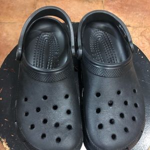 Black crocs men’s 6 women’s 8